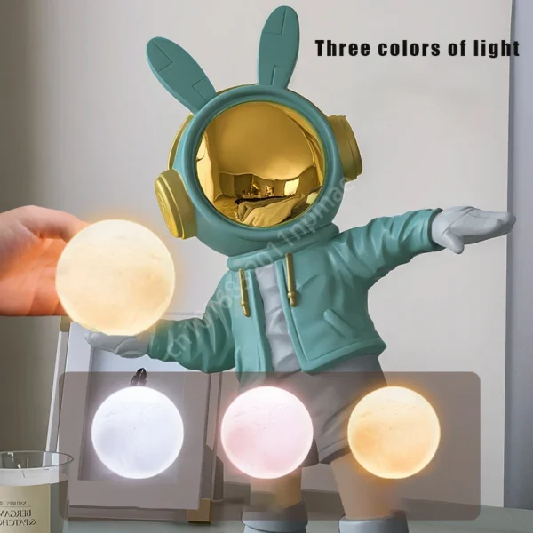 Figura astronauta con luna luminosa - Imagen 4